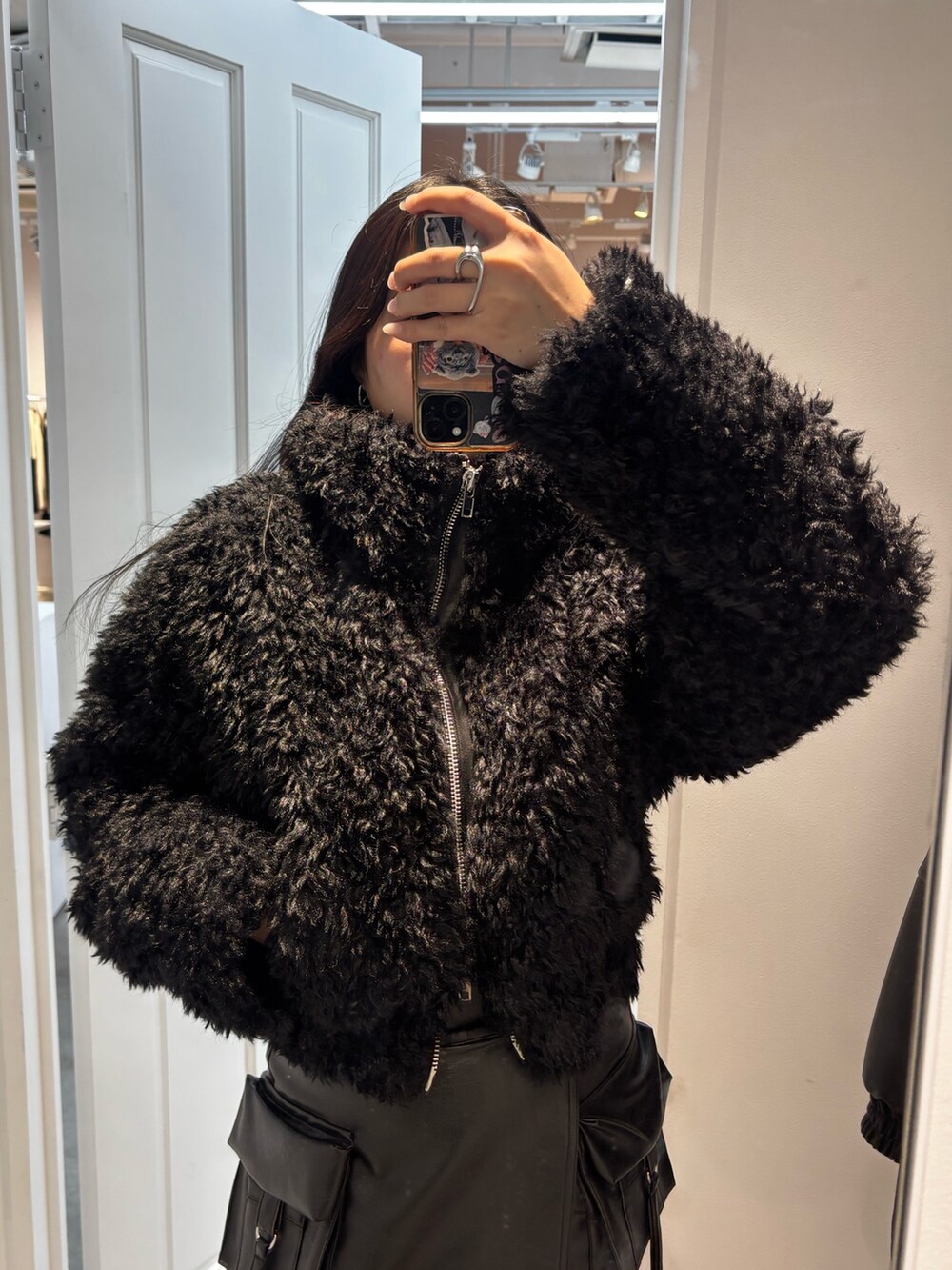 ブラック系のブーツ、ブラック系のその他パンツ、ブラウン系のブルゾンを着用したレディースの冬コーディネートの3枚目の写真
