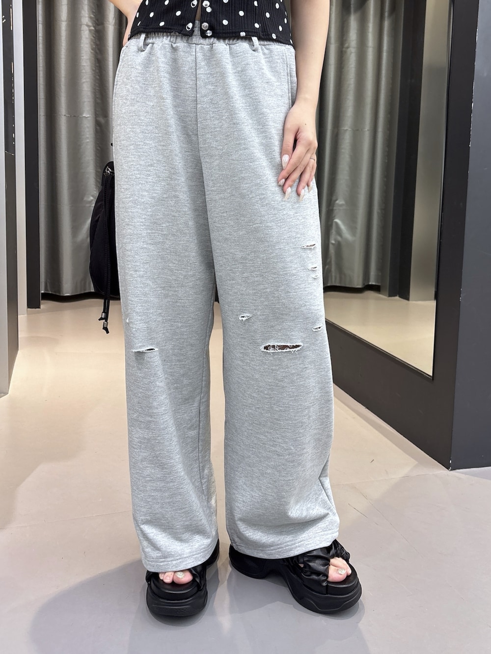 ブラック系のサンダル、ブラック系のスウェットパンツ、その他のTシャツ/カットソーを着用したレディースの夏コーディネートの5枚目の写真