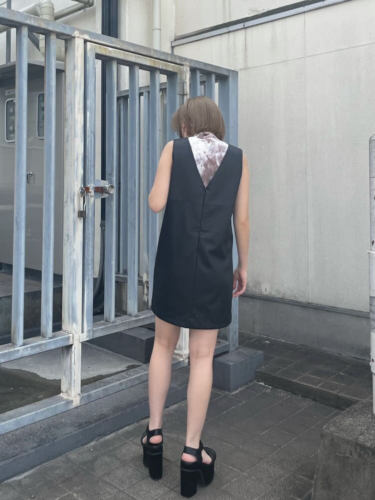 ブラック系のワンピース、ブラック系のサンダル、その他のTシャツ/カットソーを着用したレディースの夏コーディネートの3枚目の写真