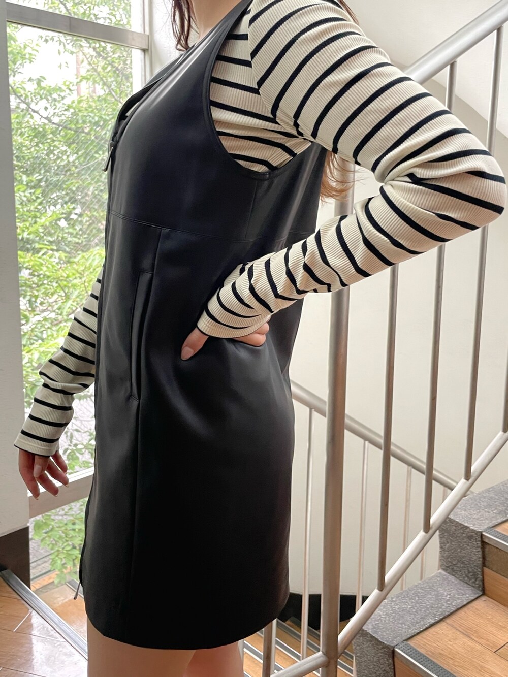 ブラック系のサンダル、ブラック系のワンピース、その他のTシャツ/カットソーを着用したレディースの夏コーディネートの5枚目の写真