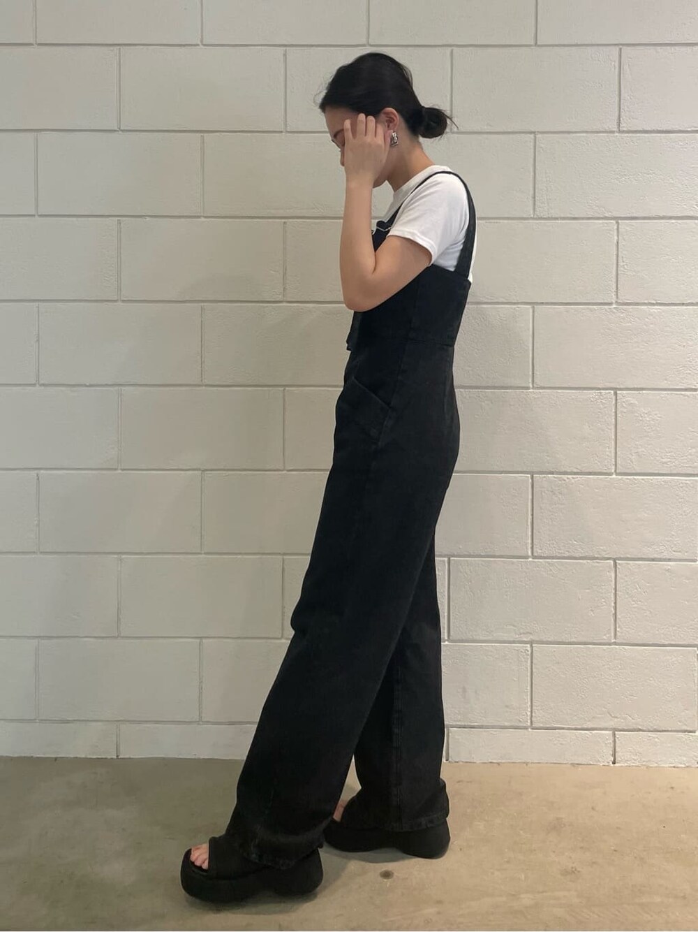 ブラック系のサンダル、ブラック系のつなぎ/オールインワン、ホワイト系のTシャツ/カットソーを着用したレディースの夏コーディネートの2枚目の写真