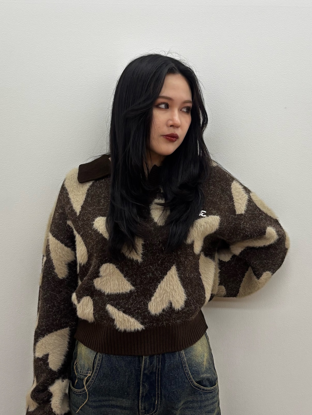 ブラウン系のブーツ、ブルー系のデニムパンツ、ブラウン系のニット/セーターを着用したレディースの冬コーディネートの3枚目の写真