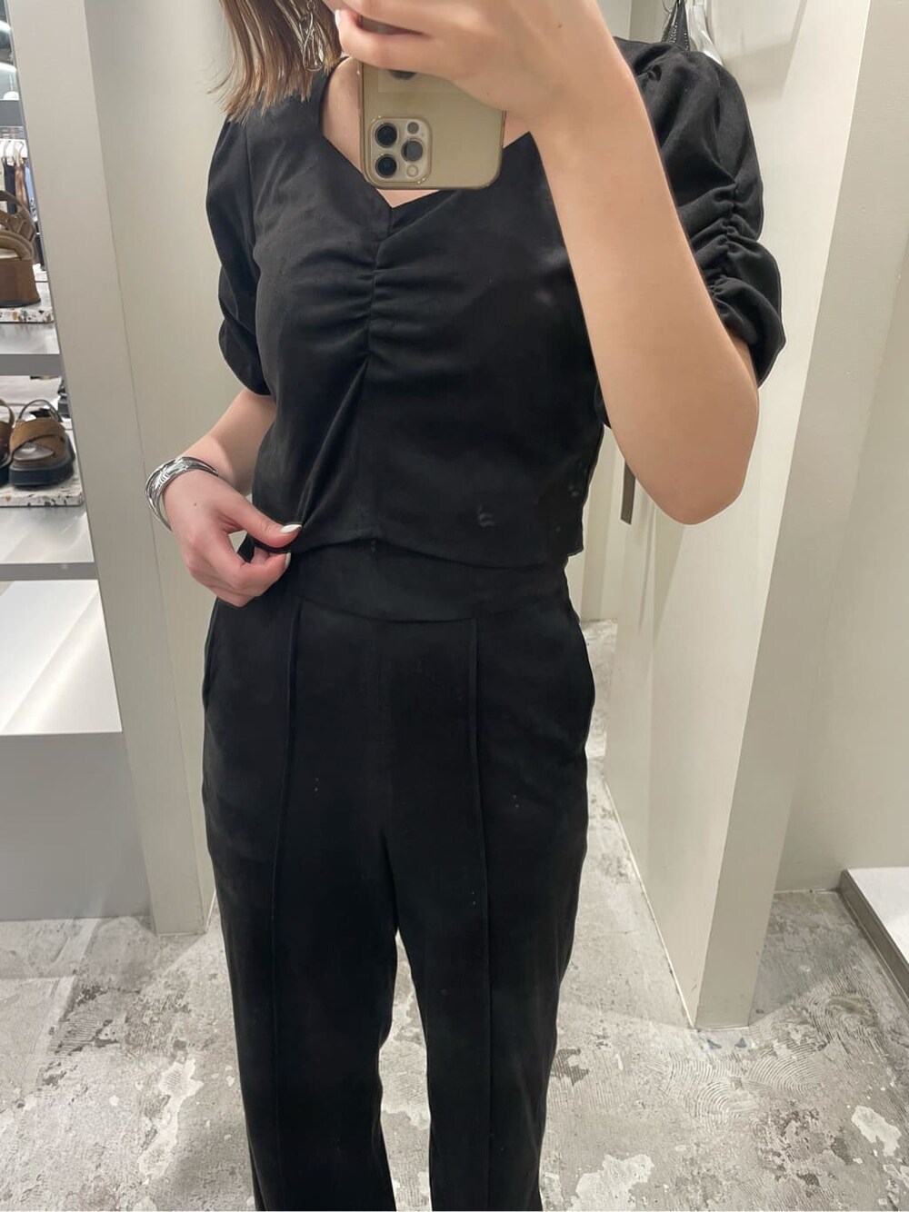 ブラウン系のハンドバッグ、ブラック系のその他パンツ、ブラック系のサンダルを着用したレディースの夏コーディネートの4枚目の写真