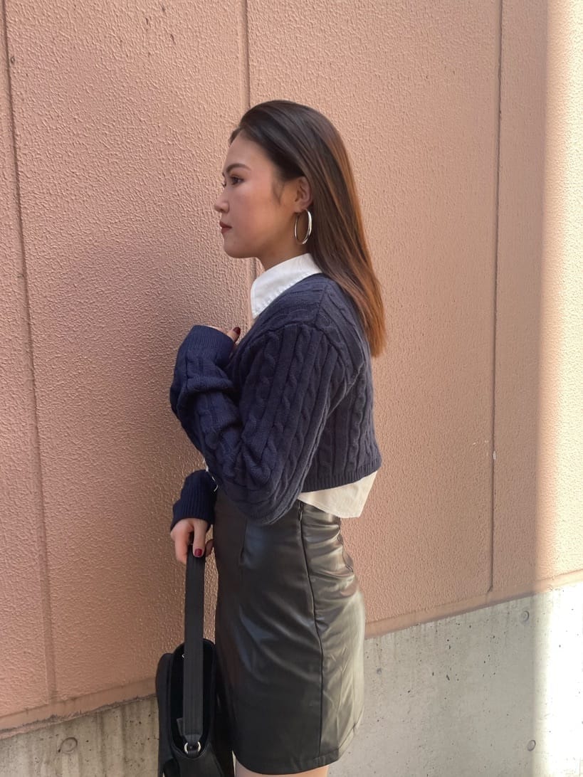 ホワイト系のシャツ/ブラウス、その他のスカート、ブルー系のニット/セーターを着用したレディースの秋コーディネートの4枚目の写真