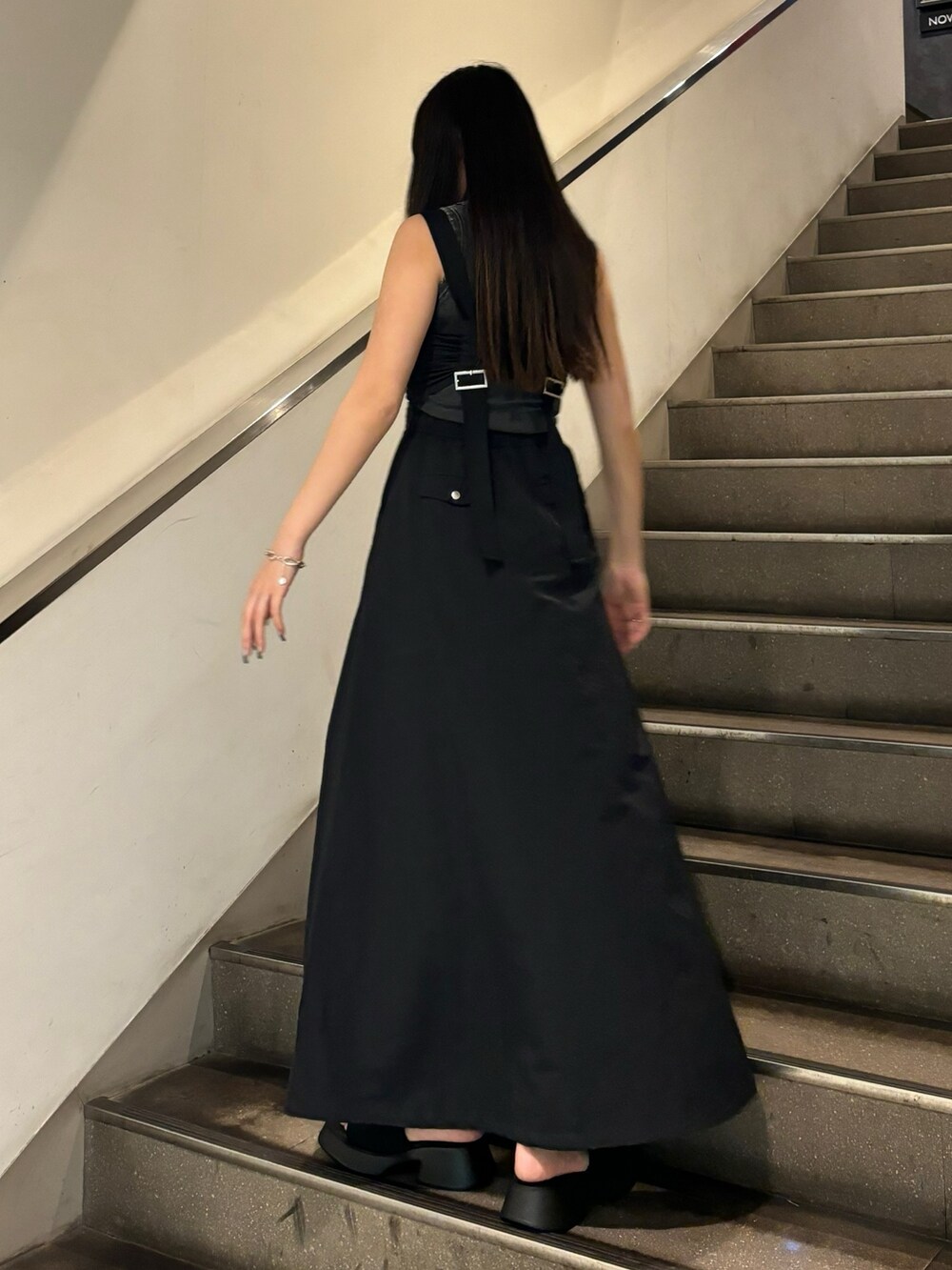 ブラック系のワンピース、ホワイト系のサンダル、ブラック系のタンクトップを着用したレディースの夏コーディネートの3枚目の写真