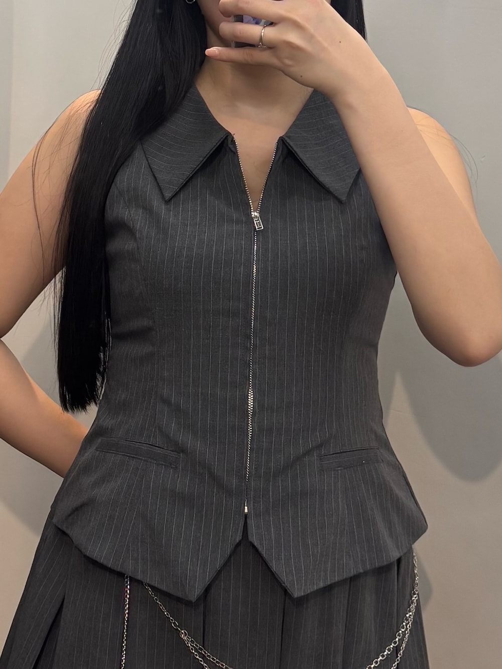 ブラック系のサンダル、グレー系のワンピースを着用したレディースの春コーディネートの3枚目の写真