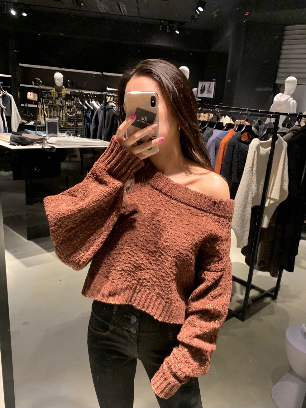 ベージュ系のブルゾン、その他のデニムパンツ、ブラウン系のニット/セーターを着用したレディースの秋コーディネートの2枚目の写真