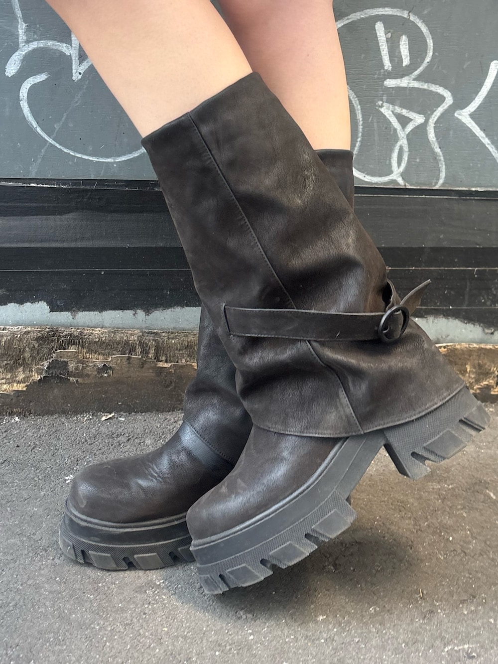 ブラック系のブーツ、ブラック系のスカート、ブラック系のブルゾンを着用したレディースの冬コーディネートの9枚目の写真