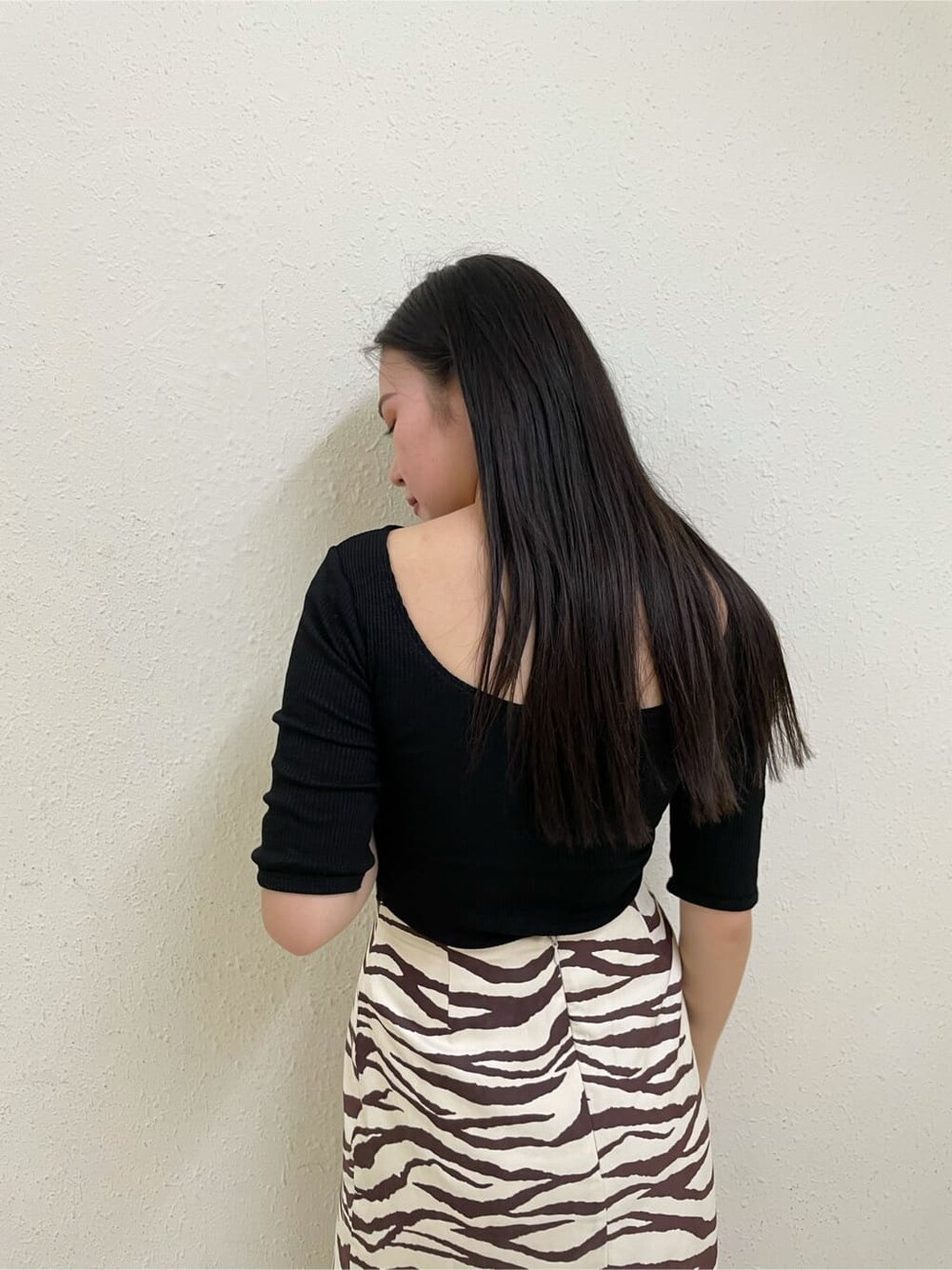 その他のスカート、ブラック系のサンダル、ブラック系のTシャツ/カットソーを着用したレディースの夏コーディネートの4枚目の写真