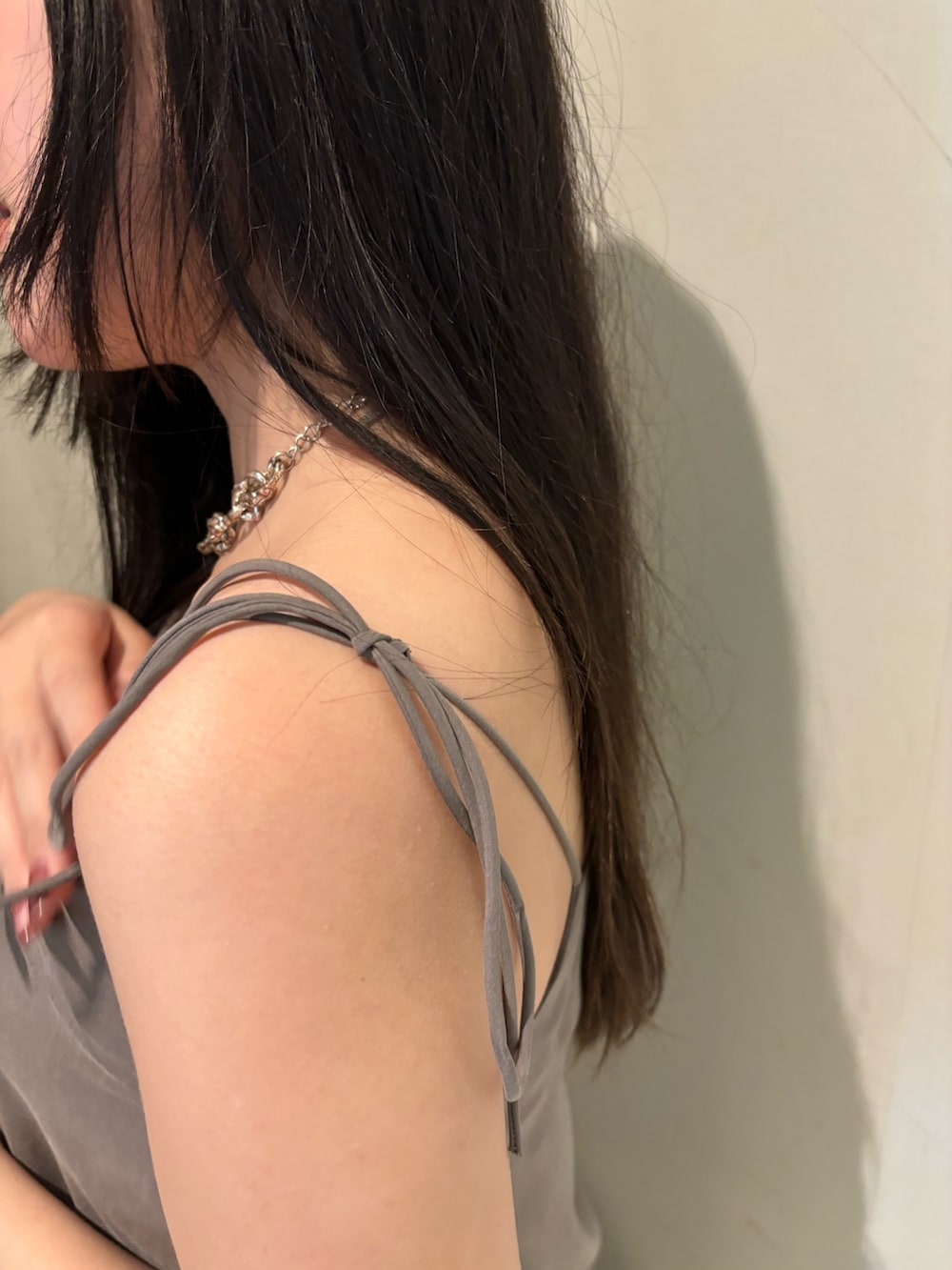 グレー系のワンピース、ホワイト系のサンダルを着用したレディースの春コーディネートの6枚目の写真