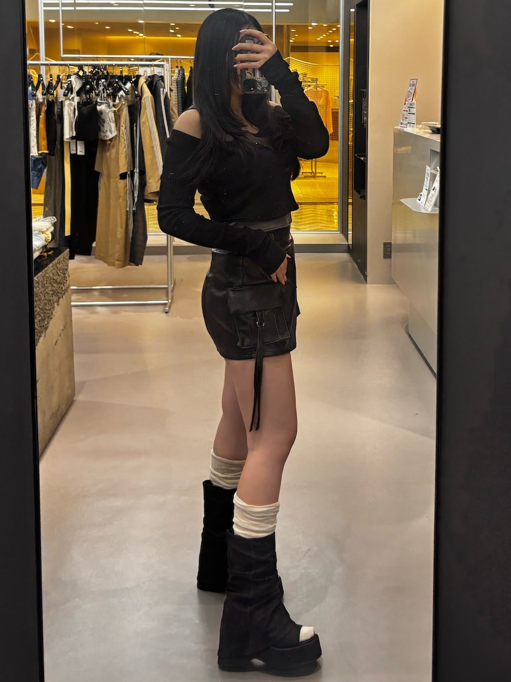 ブラック系のサンダル、ブラック系のその他パンツ、グレー系のTシャツ/カットソーを着用したレディースの春コーディネートの2枚目の写真