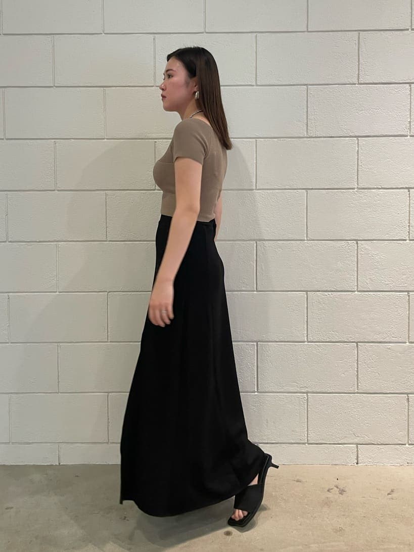 ベージュ系のニット/セーター、ブラック系のスカート、ブラック系のサンダルを着用したレディースの夏コーディネートの2枚目の写真