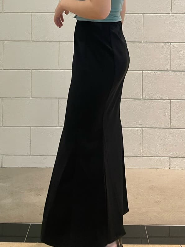 ブラック系のスカート、ブラック系のサンダル、ブルー系のTシャツ/カットソーを着用したレディースの夏コーディネートの5枚目の写真