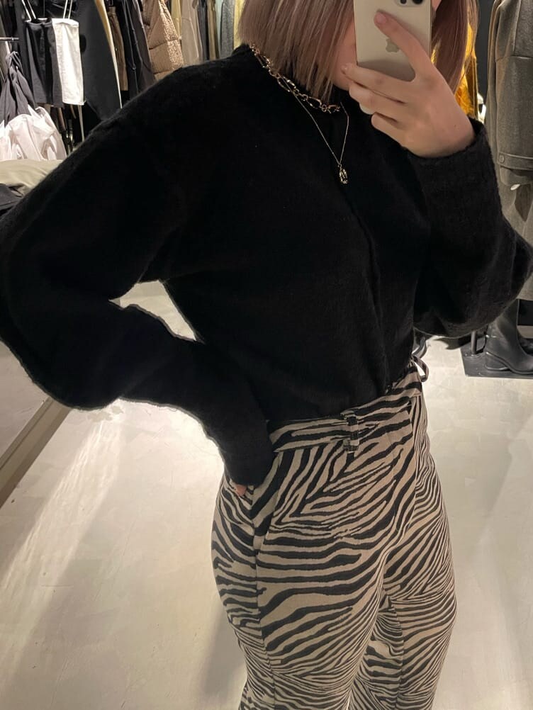 その他のその他パンツ、ブラック系のニット/セーター、ゴールド系のネックレスを着用したレディースの秋コーディネートの2枚目の写真