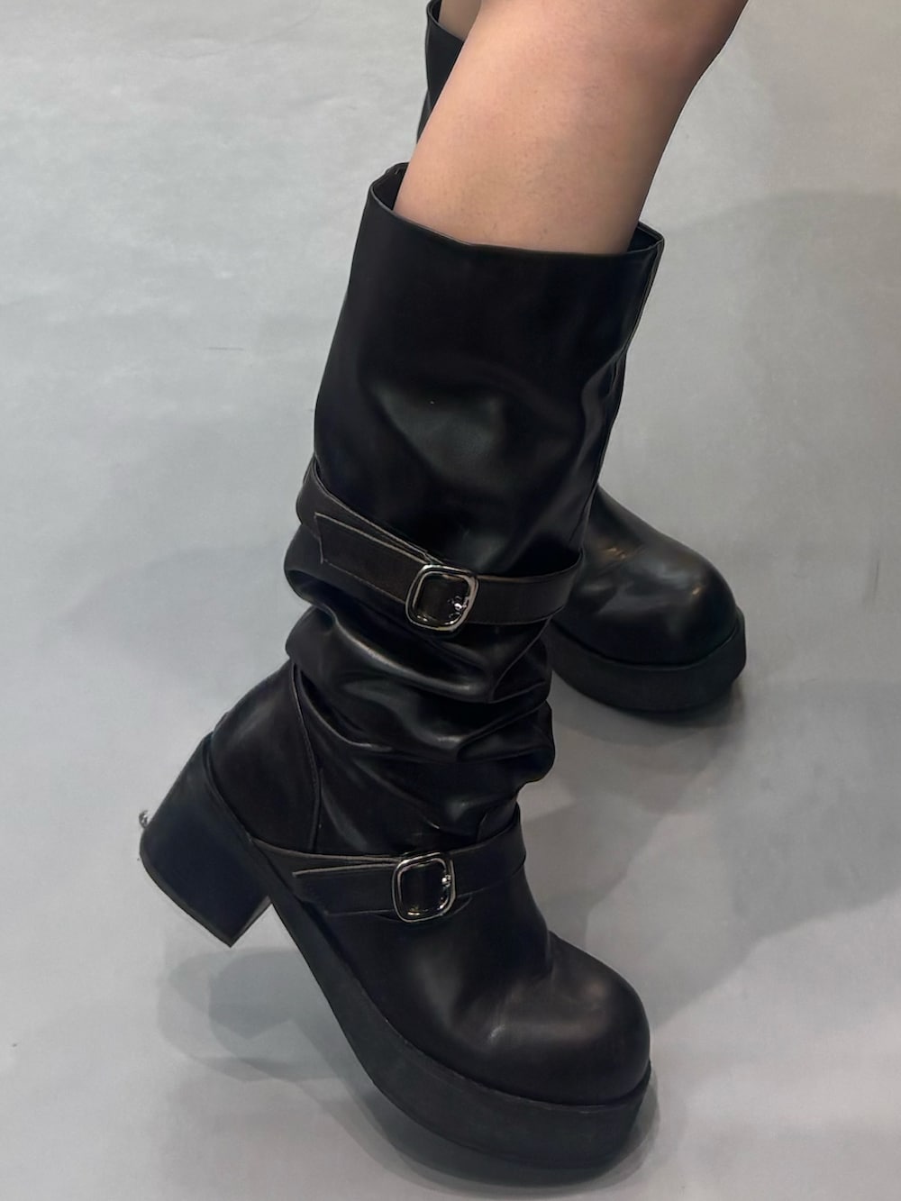 ブラック系のブーツ、グレー系のスカート、グレー系のシャツ/ブラウスを着用したレディースの春コーディネートの5枚目の写真