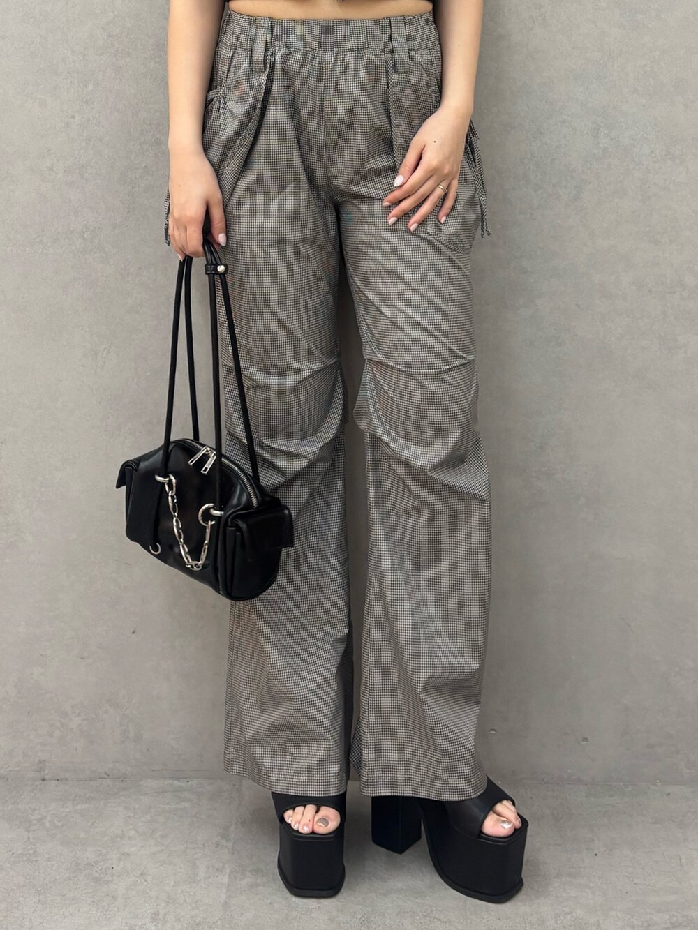 ブラック系のその他パンツ、ブラック系のサンダル、ブラック系のTシャツ/カットソーを着用したレディースの春コーディネートの3枚目の写真