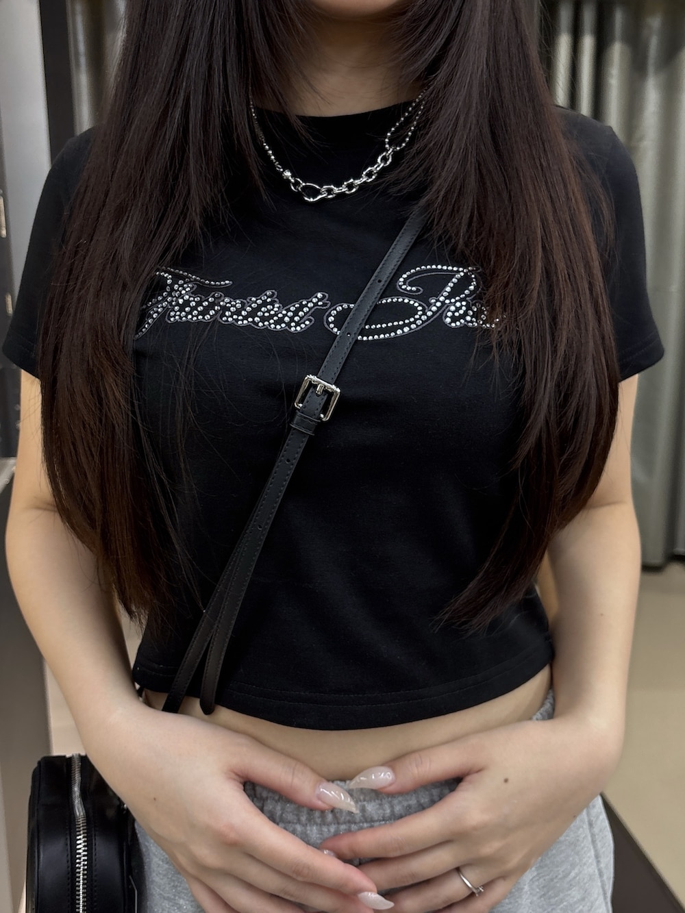 ブラック系のサンダル、ブラック系のスウェットパンツ、ブラック系のショルダーバッグを着用したレディースの夏コーディネートの4枚目の写真