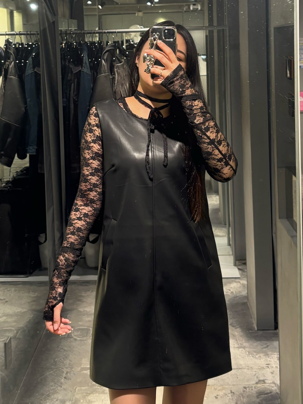 ブラック系のブーツ、ブラック系のワンピースを着用したレディースの秋コーディネートの3枚目の写真