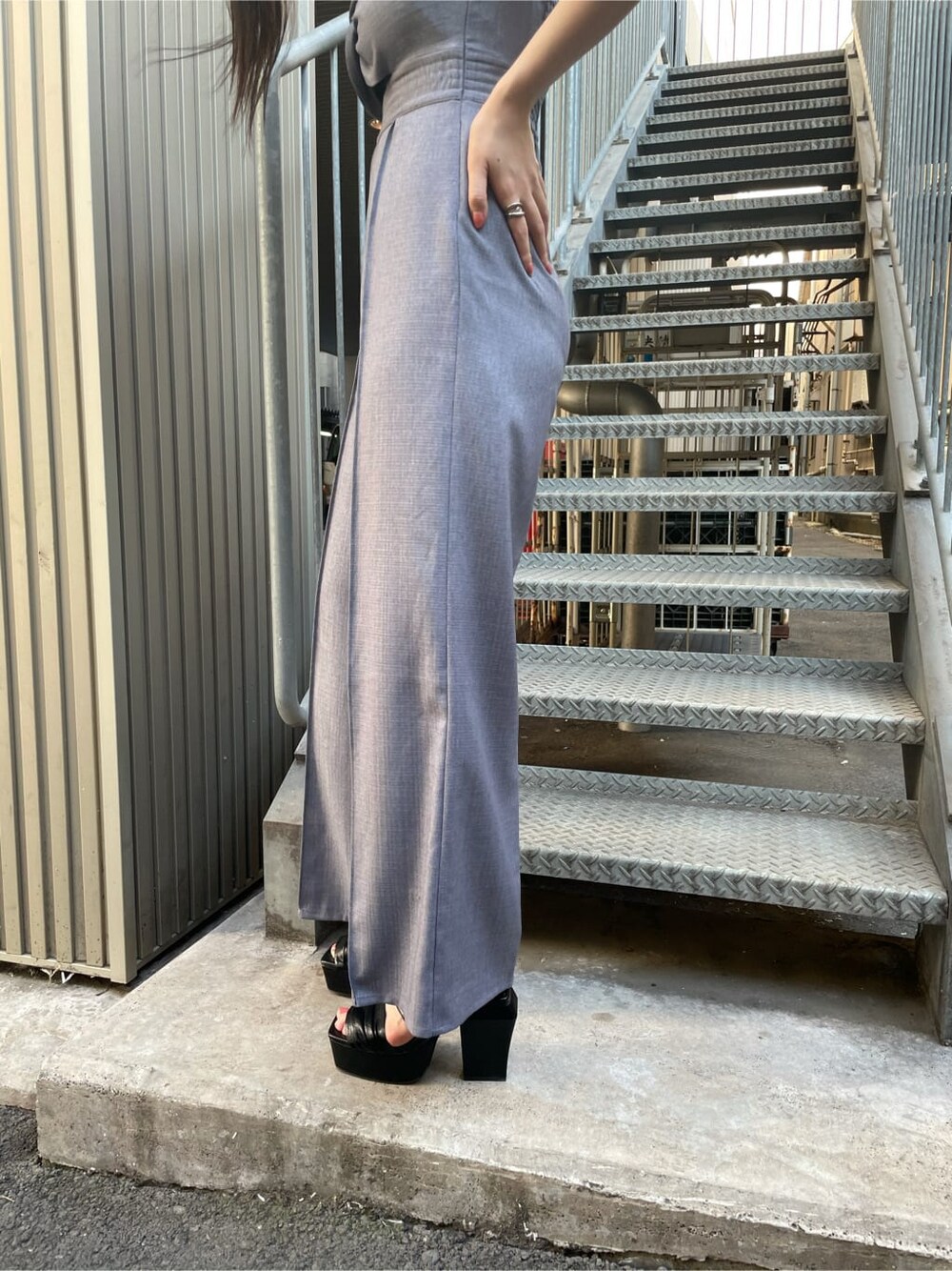 グレー系のつなぎ/オールインワン、ブラック系のサンダル、ゴールド系のネックレスを着用したレディースの夏コーディネートの8枚目の写真