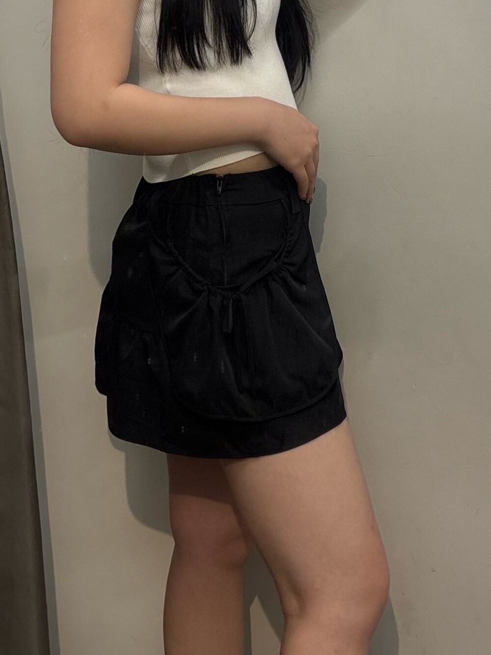 ブラック系のスカート、ブラック系のサンダル、ブラック系のTシャツ/カットソーを着用したレディースの夏コーディネートの5枚目の写真