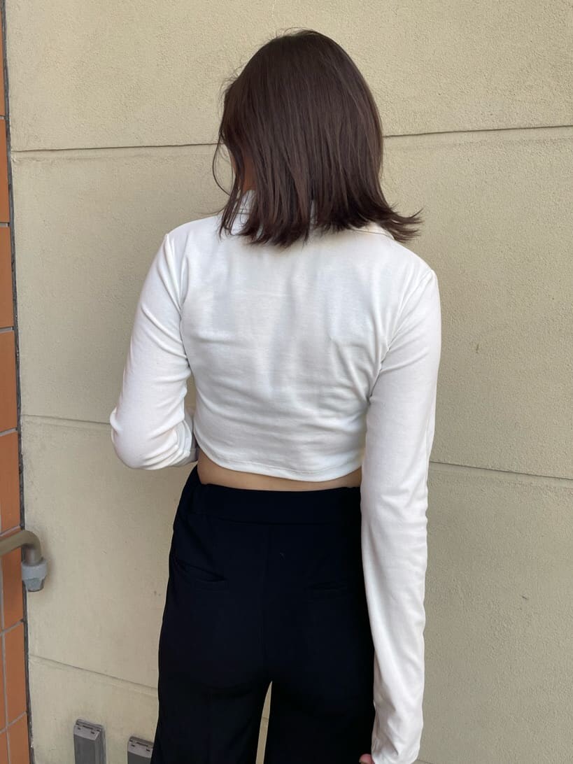 ブラック系のその他パンツ、グレー系のブーツ、ホワイト系のTシャツ/カットソーを着用したレディースの春コーディネートの6枚目の写真