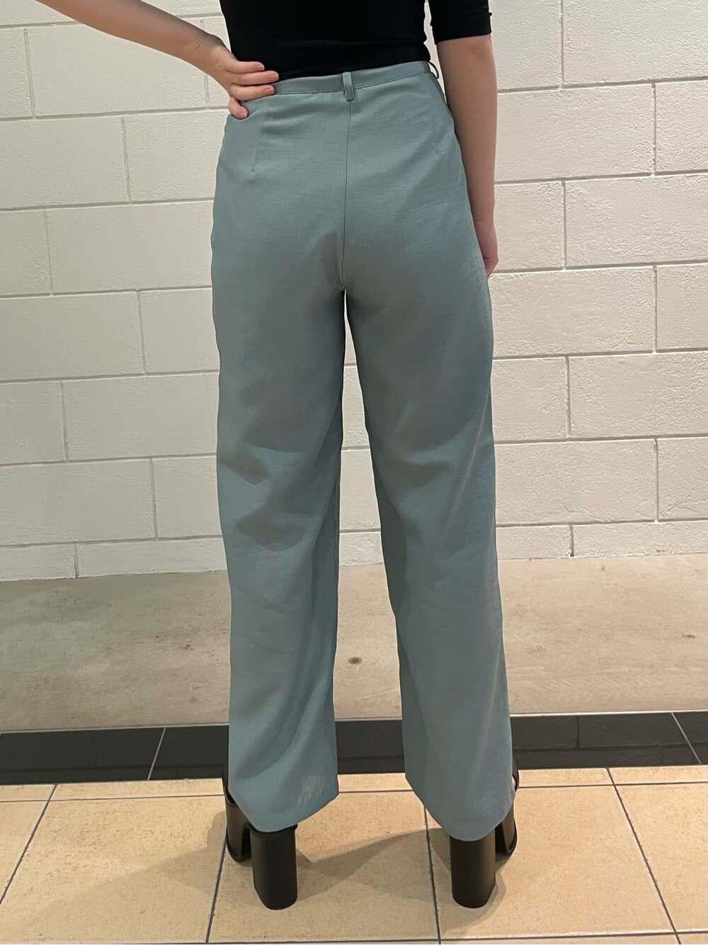 ブラック系のサンダル、ブラック系のTシャツ/カットソー、ブルー系のその他パンツを着用したレディースの春コーディネートの7枚目の写真