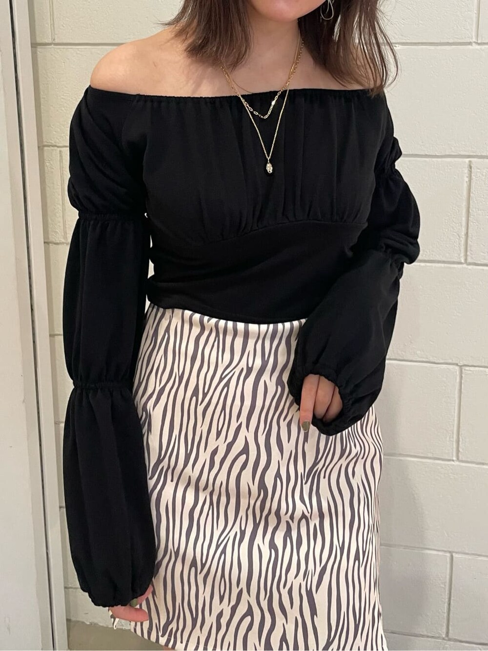 ブラック系のブーツ、ブラック系のTシャツ/カットソー、その他のスカートを着用したレディースの春コーディネートの7枚目の写真