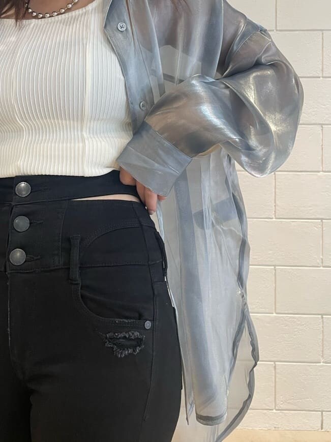 グレー系のシャツ/ブラウス、ブラック系のデニムパンツ、ブラック系のサンダルを着用したレディースの夏コーディネートの4枚目の写真