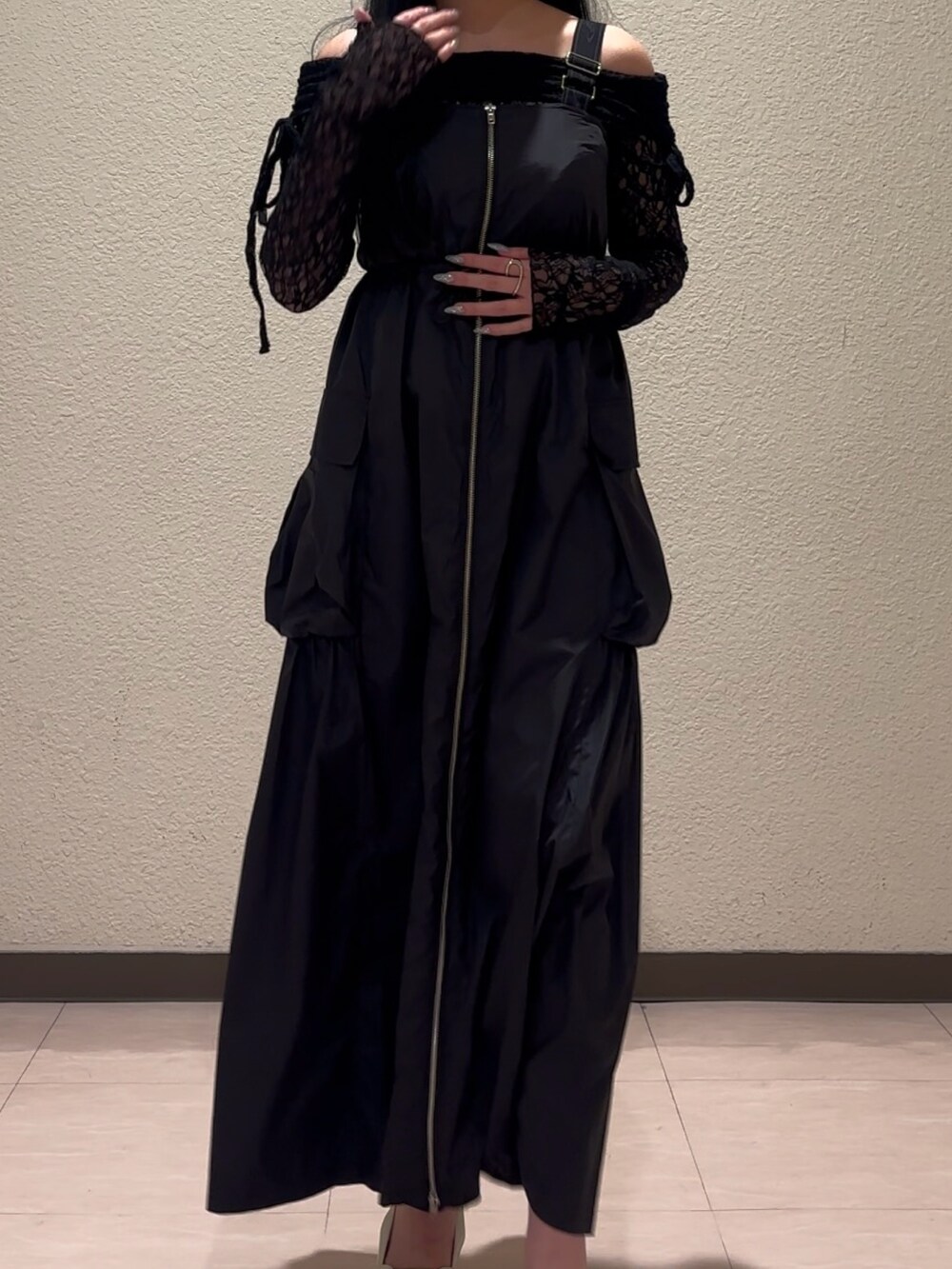 ホワイト系のパンプス、グレー系のワンピース、ブラック系のTシャツ/カットソーを着用したレディースの春コーディネートの4枚目の写真