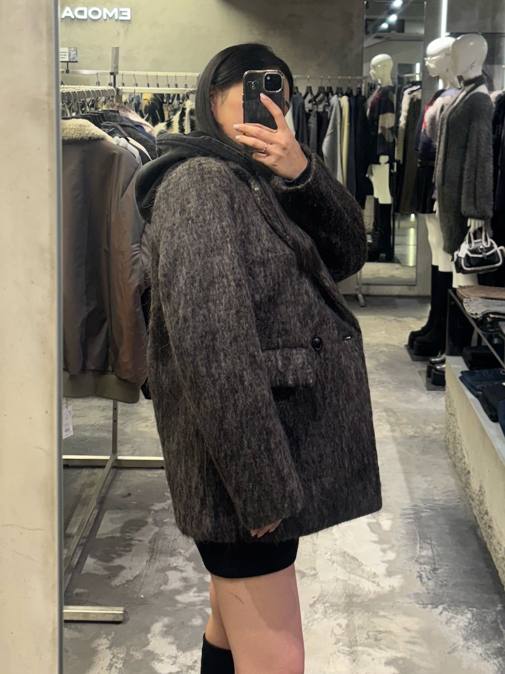 ブラック系のブーツ、グレー系のテーラードジャケット、ブラック系のスウェットを着用したレディースの秋コーディネートの3枚目の写真