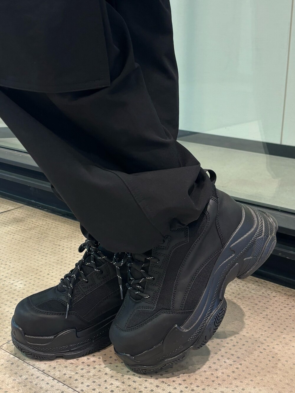 ブラック系のスニーカー、ブルー系のニット/セーター、ブラック系のその他パンツを着用したレディースの冬コーディネートの8枚目の写真