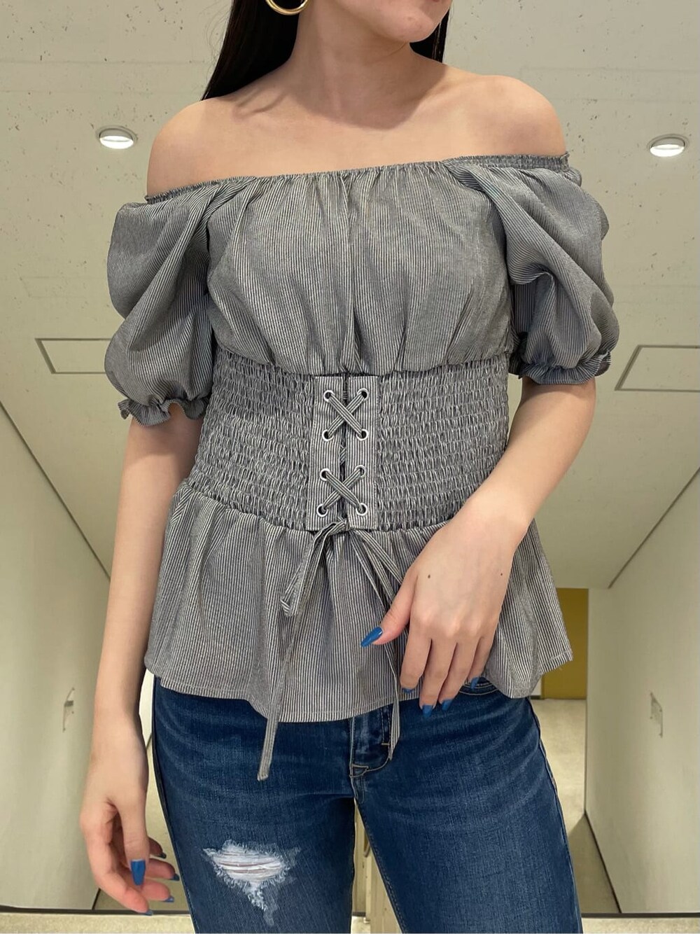 ホワイト系のサンダル、ブルー系のデニムパンツ、その他のシャツ/ブラウスを着用したレディースの夏コーディネートの3枚目の写真