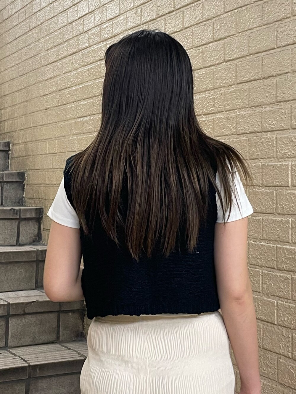 その他のハンドバッグ、ホワイト系のTシャツ/カットソー、ホワイト系のその他パンツを着用したレディースの夏コーディネートの4枚目の写真