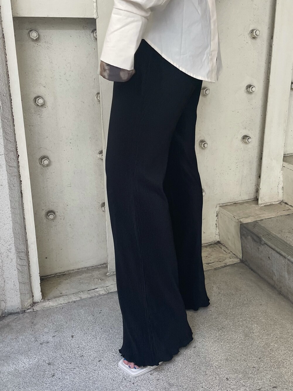 ホワイト系のシャツ/ブラウス、ブラック系のその他パンツ、ホワイト系のサンダルを着用したレディースの春コーディネートの5枚目の写真