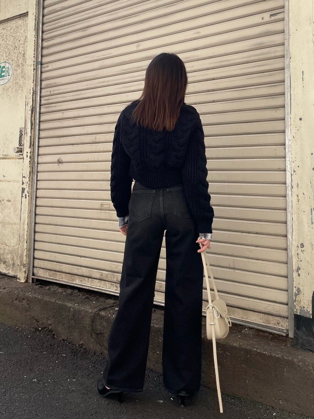 ブラック系のカーディガン/ボレロ、その他のTシャツ/カットソー、ブラック系のデニムパンツを着用したレディースの秋コーディネートの3枚目の写真