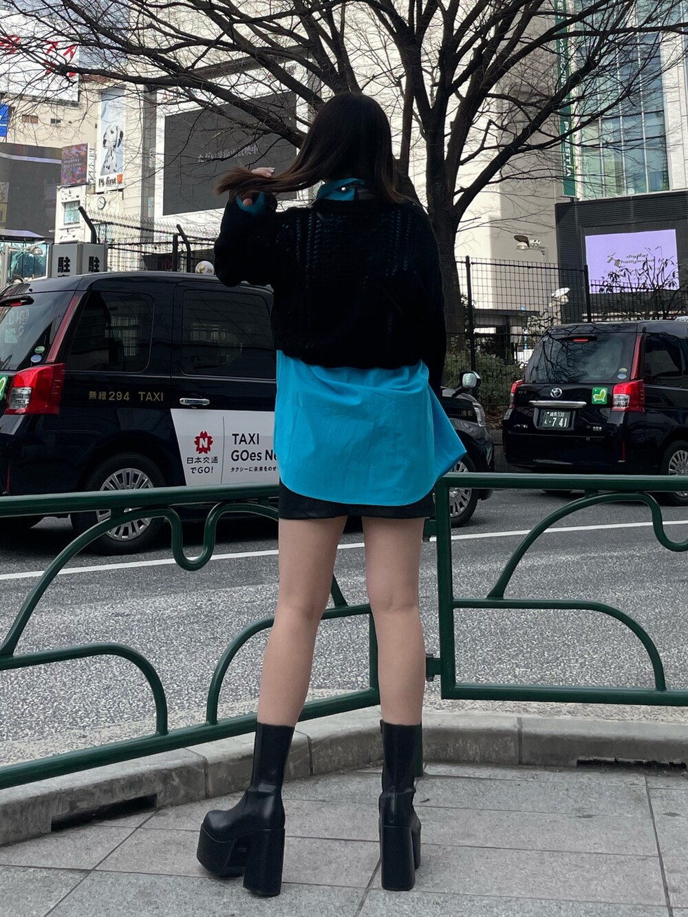 ブルー系のシャツ/ブラウス、その他のスカート、ブラック系のニット/セーターを着用したレディースの春コーディネートの3枚目の写真