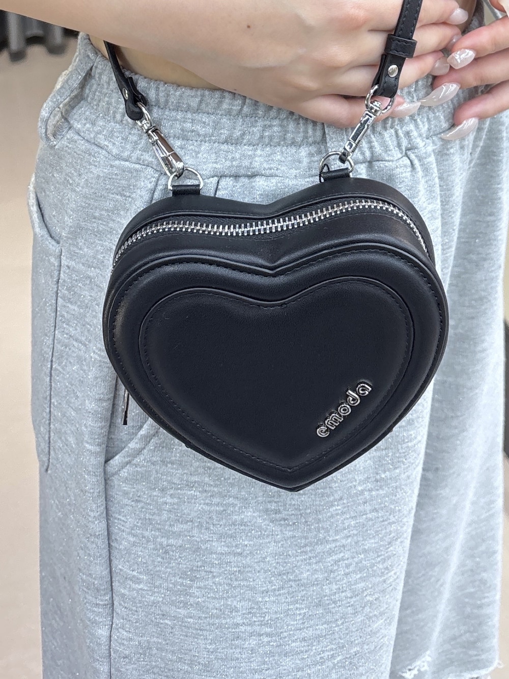 ブラック系のサンダル、ブラック系のスウェットパンツ、ブラック系のショルダーバッグを着用したレディースの夏コーディネートの5枚目の写真