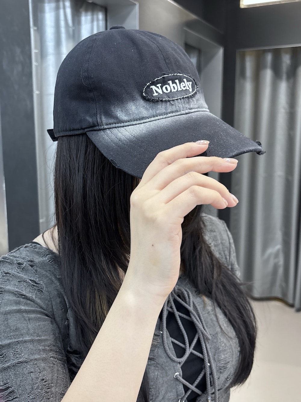 ブラック系のスリッポン、ブラック系のスウェットパンツ、グレー系のTシャツ/カットソーを着用したレディースの夏コーディネートの5枚目の写真