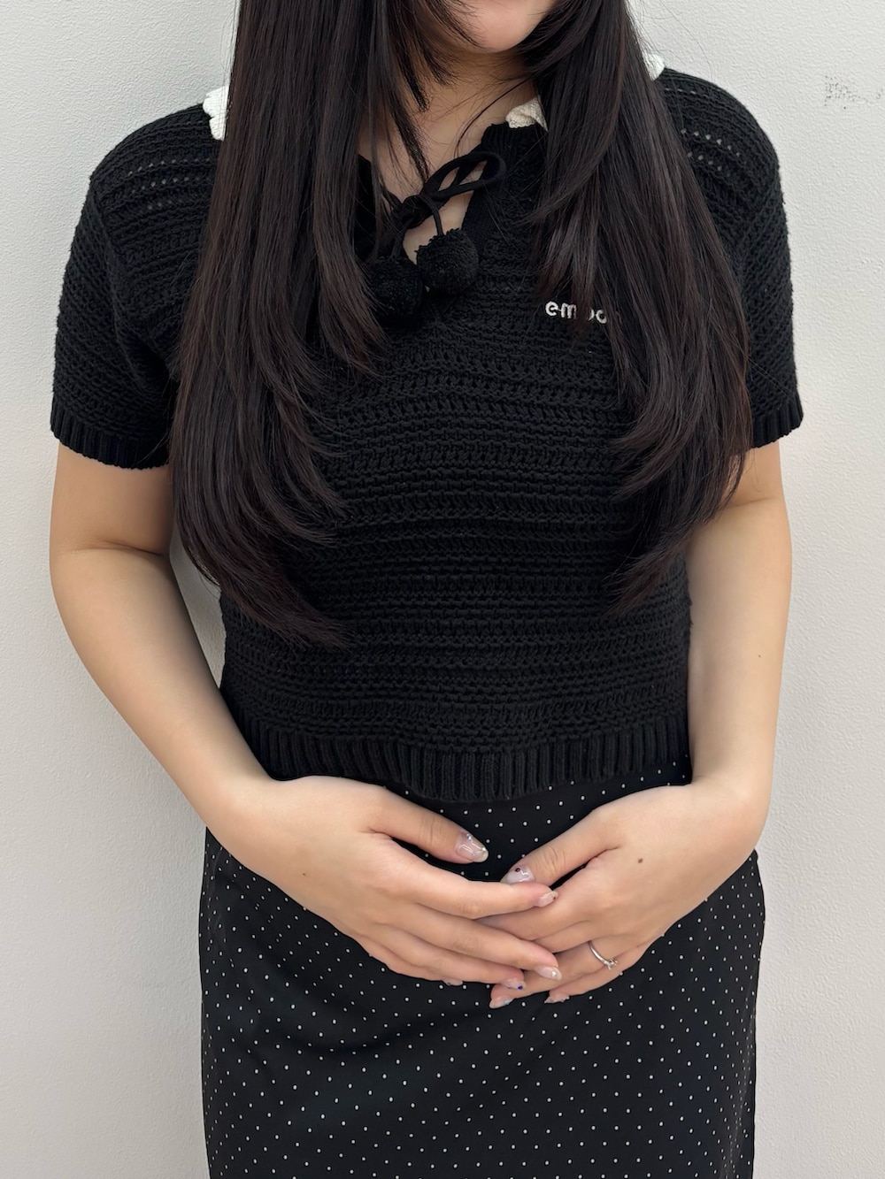 ブラック系のサンダル、ブラック系のスカート、ブラック系のニット/セーターを着用したレディースの春コーディネートの5枚目の写真