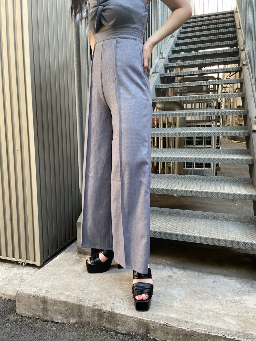 グレー系のつなぎ/オールインワン、ブラック系のサンダル、ゴールド系のネックレスを着用したレディースの夏コーディネートの7枚目の写真