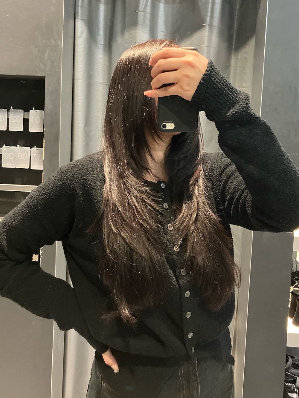 ブラック系のカーディガン/ボレロ、ブラック系のローファー、グレー系のその他を着用したレディースの秋コーディネートの3枚目の写真