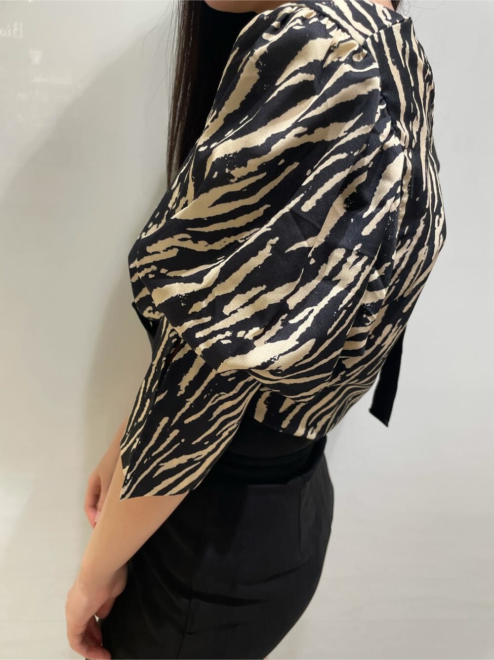 ブラック系のスカート、その他のシャツ/ブラウスを着用したレディースの夏コーディネートの4枚目の写真