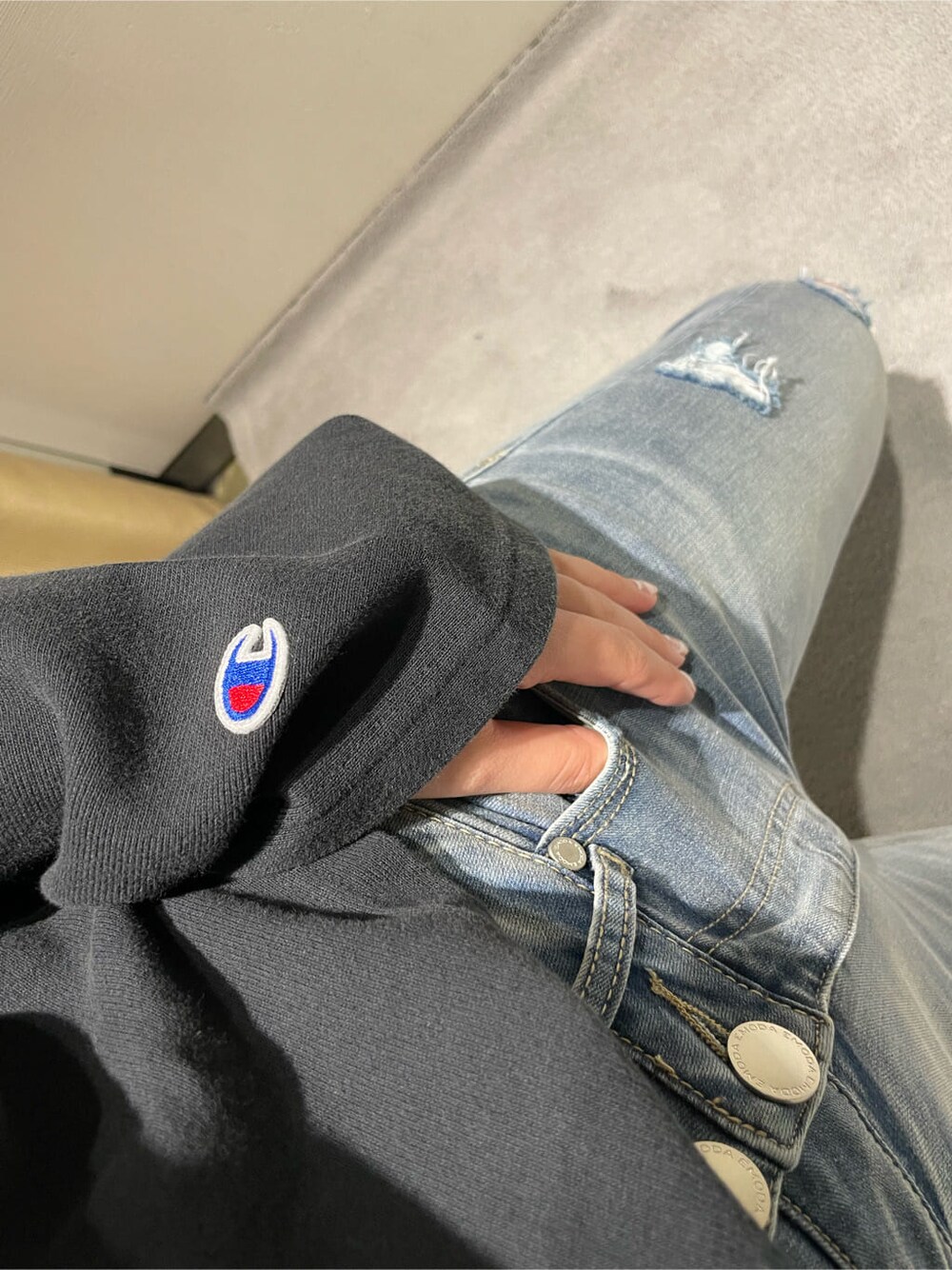 ブルー系のデニムパンツ、ブラック系のサンダル、ブラック系のTシャツ/カットソーを着用したレディースの春コーディネートの5枚目の写真