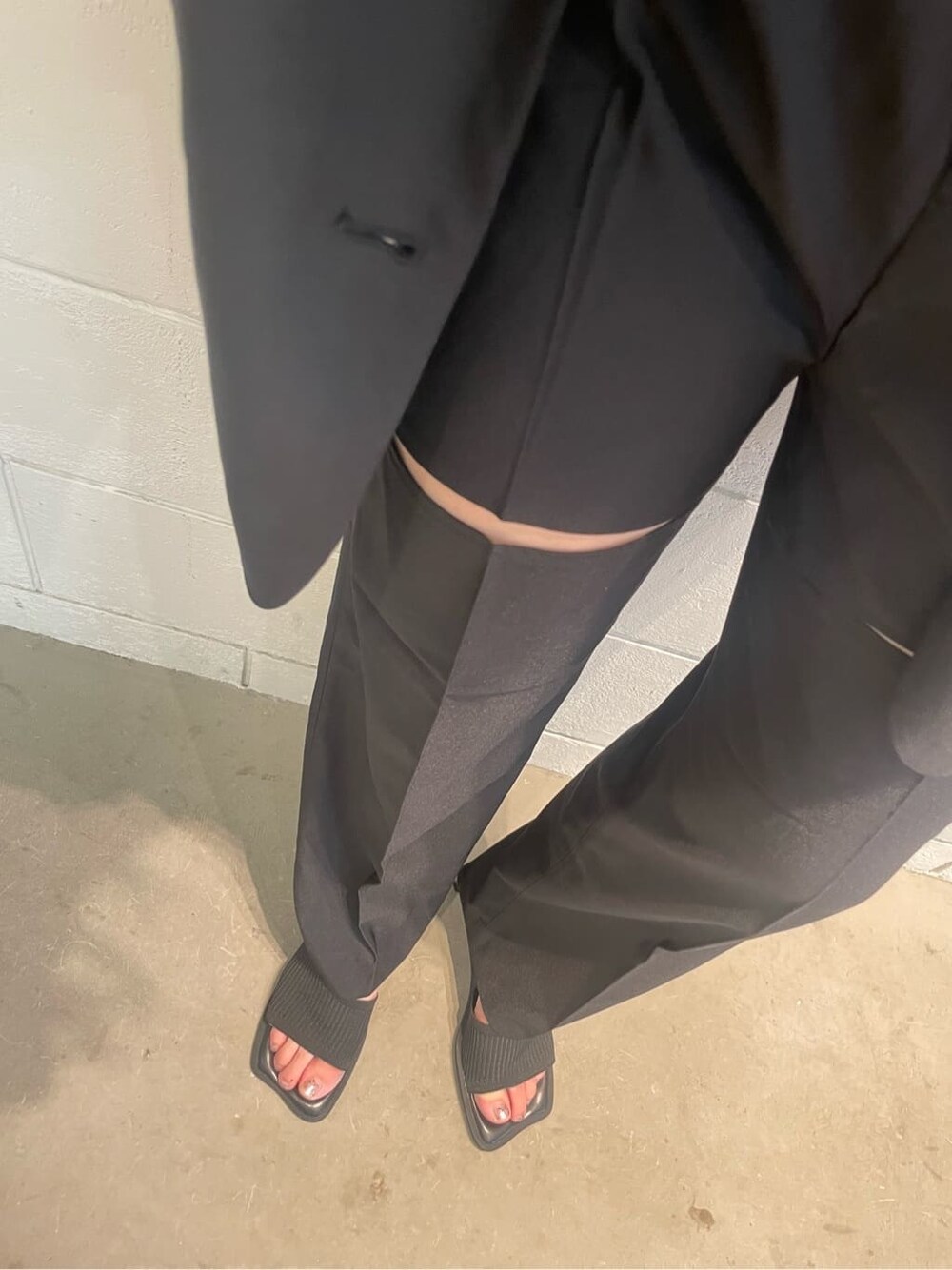 ブラック系のベスト、ブラック系のその他パンツ、ブラック系のサンダルを着用したレディースの夏コーディネートの5枚目の写真