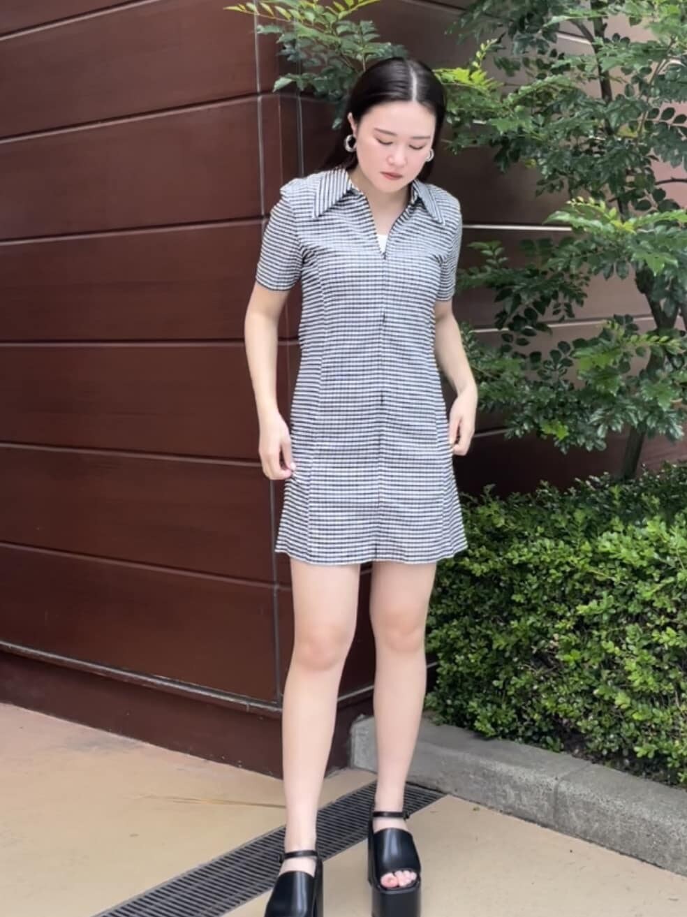 その他のワンピース、ブラック系のサンダル、ホワイト系のタンクトップを着用したレディースの夏コーディネートの3枚目の写真