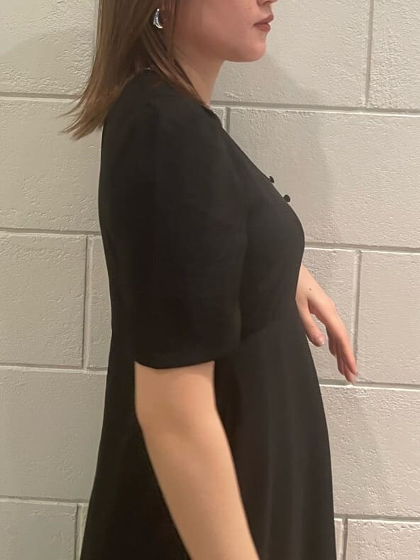 ブラック系のサンダル、ブラック系のワンピースを着用したレディースの春コーディネートの4枚目の写真