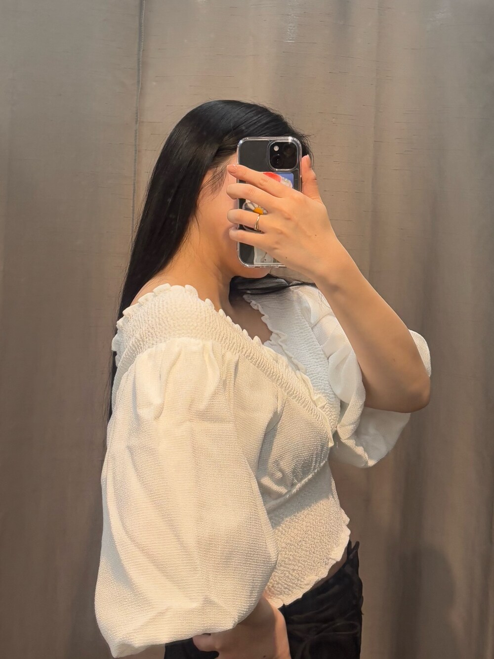 ブラック系のサンダル、ブラック系のデニムパンツ、ホワイト系のTシャツ/カットソーを着用したレディースの春コーディネートの4枚目の写真