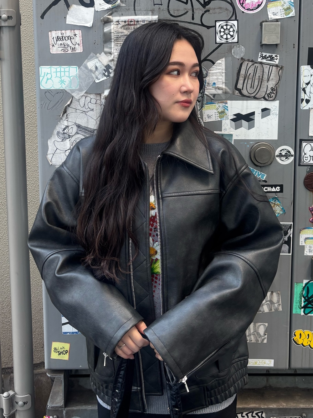 ブラック系のブーツ、ブラック系のスカート、ブラック系のブルゾンを着用したレディースの冬コーディネートの4枚目の写真