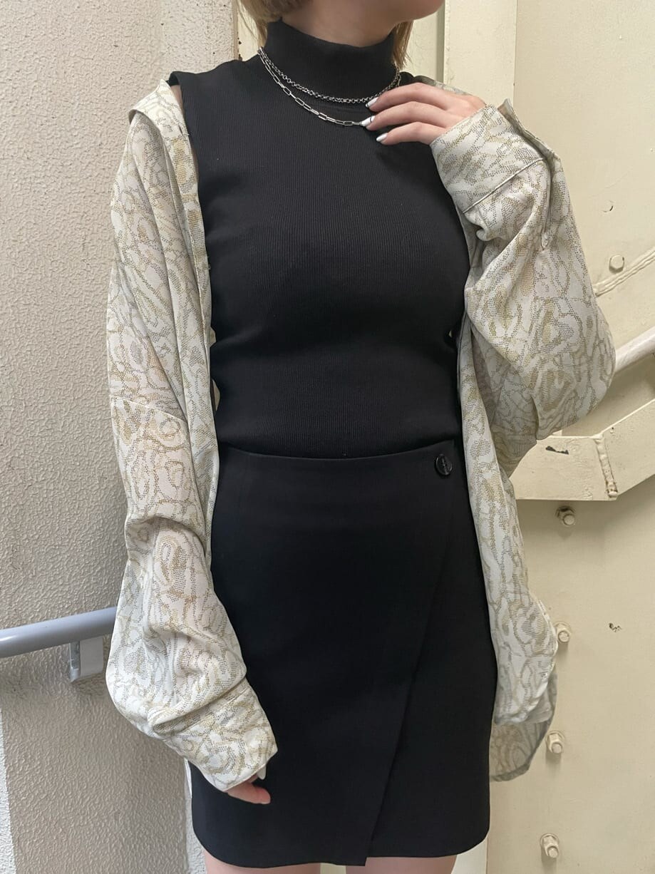 その他のシャツ/ブラウス、ブラック系のスカート、ブラック系のTシャツ/カットソーを着用したレディースの夏コーディネートの4枚目の写真