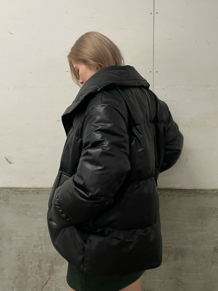 ブラック系のブーツ、その他のダウンジャケット/コート、グリーン系のワンピースを着用したレディースの秋コーディネートの5枚目の写真